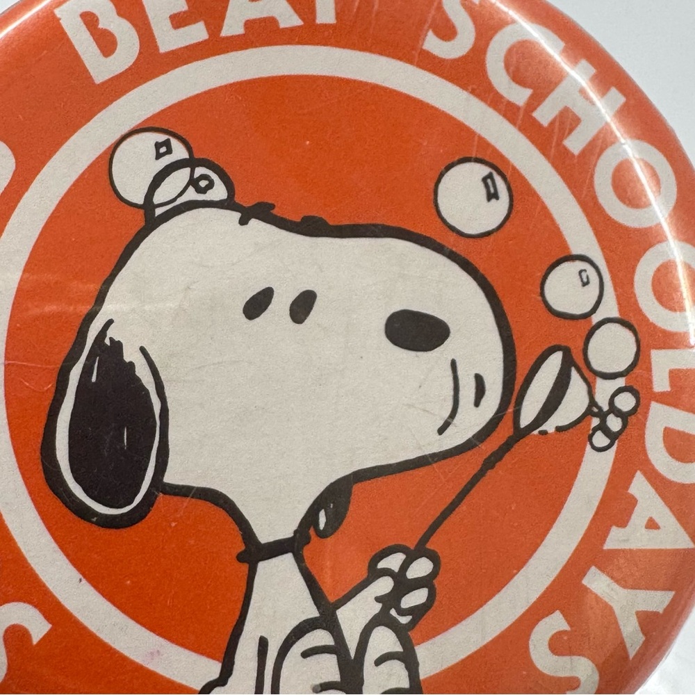 Vintage 1971 Snoopy Button Pin – “Sundays Beat Schooldays” – Peanuts Collectible - Picture 2 of 6